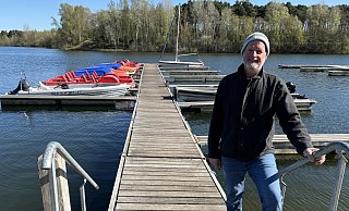 Ostern geht es los: Kay van gen Hassend, Vorsitzender der Wassersportabteilung des VfL Sassenberg, freut sich auf die Tretboot-Saison am Feldmarksee. - Tasja Klusmeyer