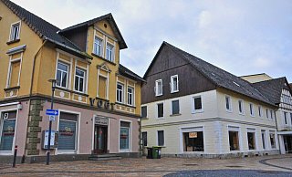 Das Haus Vogt (l.) und das Haus Brinkmann am Steinhagener Kirchplatz. - Frank Jasper