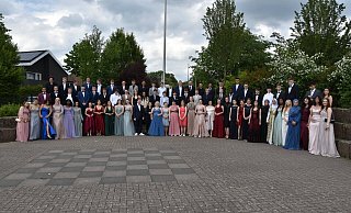 83 Schülerinnen und Schüler verabschiedeten sich am Freitag von der Realschule. Knapp die Hälfte hat den Q-Vermerk geschafft und ist berechtigt, auf die gymnasiale Oberstufe zu wechseln. - Birgit Nolte