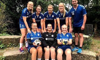 Viele neue Gesichter: Trainer Lutz Janböke (oben, rechts), muss Lena Gerbert (hinten, von links), Lea Seeberg, Elena Drews, Annika Wilken sowie vorne von links: Alina Martens, Jannika Weiss und Sophie Martens in den Kader integrieren. - Dennis Bleck