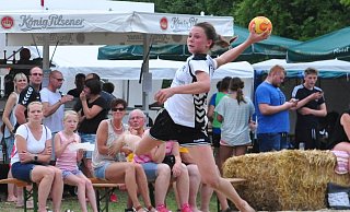 Nur Fliegen ist schöner: Beim Handballspiel auf Sand bekommen die Zuschauer, wie hier in Borgholzhausen, viele spektakuläre Aktionen zu sehen. - Till Hülsmann