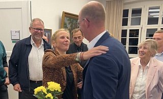 Herausforderin Friederike Hegemann und einige Vertreter der Grünen-Fraktion gratulieren Thomas Tappe zum Wahlsieg. - Tobias Barrelmeyer