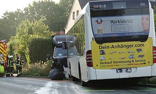Ein Steinhagener Busfahrer hat in Bielefeld eine Spur der Verwüstung hinterlassen. Er stieß dabei auch gegen einen Lkw. - Paul Brinkmann