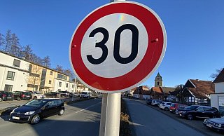Auf der Bahnhofstraße im Ortskern von Steinhagen gilt bereits Tempo 30. Jetzt ist eine Entscheidung zur Bielefelder Straße gefallen. - Frank Jasper