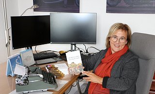 Ob auf der Schreibmaschine oder am PC: Silke Förster schreibt gerne ihre Geschichten nieder, wie die in ihrem neuen Buch "24 Mal werden wir noch wach". - Simone Pomikalek