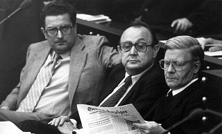 Der damalige Bundeskanzler Helmut Schmidt (SPD, v. r.) sitzt auf der Regierungsbank im Bonner Bundestag mit Bundesaußenminister Hans Dietrich Genscher (FDP) und Innenminister Gerhart Baum (FDP). Bestimmen auch in den Kommunen alte Männer die Politik? - DB Bundespresseamt/dpa