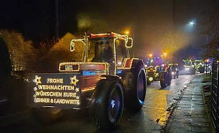 Junge Bauern haben ihre Trecker aufwendig dekoriert - und damit zahlreiche Zuschauer begeistert. - Tom Wollschläger