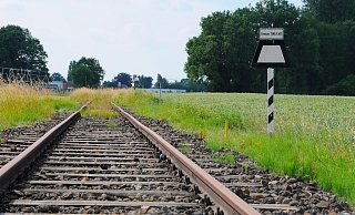 Das sind die letzten Meter im Eigentum der Lappwald Service GmbH. Dort, wo das Schild steht, wechselt die Zuständigkeit für die Gleise. Die Strecke durchs Industriegelände ist so weit in Schuss, dass sie befahrbar wäre. Zumindest die Lappwaldbahn wird auf ihrem Teil die alten Holzschwellen gegen welche aus Beton tauschen. - Tasja Klusmeyer