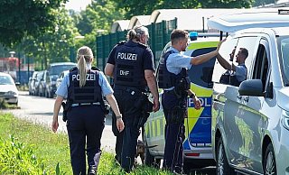 Das Gebiet um die beiden Bielefelder Gefängnisse wurde am Dienstagmorgen von zahlreichen Polizeibeamten durchsucht. Der Grund: Ein Mann ist aus der JVA geflohen. - Paul Brinkmann