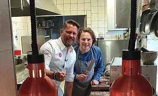 Koch Denis Mann (rechts) empfing den prominenten Gast in seinem Heiligtum, der Küche des Mann & Metzger. Dort ließ sich der Gastronom von einem Kamerateam über die Schulter schauen. - Mann & Metzger