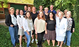 Anja Walwei (v.l.), Christine Grewe, Anja Strube, Thomas Mäsing, Judith Friedrichs, Markus Beer, Thomas Wolfgramm, Heike Wagener-Isaides, Alina Piel, Igor Orlic, Reham Dittrich, Olaf Wiedey, Alexandra Röder, Lehrerin Ilse Both (ehemals Külker), Christine Banze-Heitmann (ehemalige Praktikantin) und Stephanie Luther. - Ekkehard Hufendiek