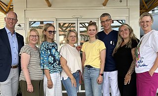 Bürgermeister Thomas Tappe, Melanie Wagemann, Anja Kisker, Heike Szymanski, Dr. Henrike Jostmeyer (alle Praxis Jostmeyer), Dr. Jörg Schmitthenner, Chefarzt für Pneumologie, Schlaf- und Beatmungsmedizin am Klinikum Halle, sowie Mareike Wagner und Alexandra Körkemeier (beide Schlaflabor) freuen sich über das neue Angebot der ambulanten Schlafanalyse. - Tobias Barrelmeyer