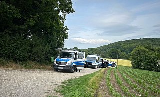 Am Mittwochnachmittag kam eine Hundertschaft der Polizei zur weiteren Suche nach der Vermissten nach Halle - hier der Einsatz am Mödsiek. - Tobias Barrelmeyer