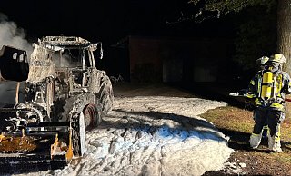 Die Feuerwehr Versmold löscht am Mittwochabend auf einem Hof in Peckeloh einen brennenden Traktor. - Feuerwehr Versmold