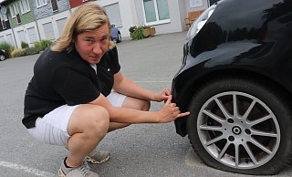 Vorderreifen – und auch Hinterreifen – des kleinen Smarts sind auf der Fahrerseite platt. Die Einstichstellen sind geschickt gewählt, musste Marina Schwarze feststellen. - Alexander Heim