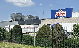 Reinert steht am Betriebsgebäude in Versmold-Loxten, doch wie viel Reinert ist noch drin? Unternehmer Hans-Ewald Reinert zieht sich aus dem Wurst-Geschäft weitgehend zurück. - Tasja Klusmeyer