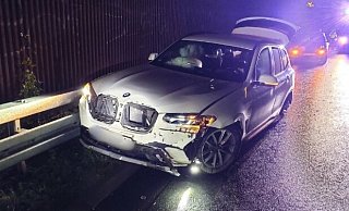 Am Montagmorgen, 13. Oktober, gab es auf der A33 zwischen Borgholzhausen und Versmold einen Unfall mit diesem BMW. - Feuerwehr Borgholzhausen