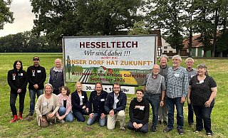 Das Dorfwettbewerb-Team aus Versmold-Hesselteich kann sich über einen Bronze-Platz beim Landeswettbewerb freuen. - Dorfgemeinschaft Hesselteich