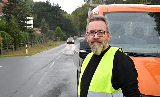 Peter Queisser leitet den Bautrupp, der die Arbeiten am Radweg an der Queller Straße in Steinhagen durchführt. Er klagt über rasende Autofahrer. - Jonas Damme