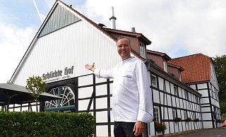 Bernhard Kampmann hat vor über 30 Jahren den Schlichte-Hof in Bielefeld-Quelle eröffnet. - Sibylle Kemna