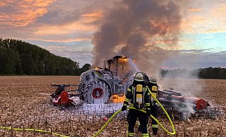 Zum zweiten Mal innerhalb von zwei Tagen musste die Feuerwehr Versmold zu einem Traktor-Brand nach Peckeloh ausrücken. - Feuerwehr Versmold