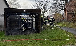 Die Einsatzkräfte hatten den Brand schnell unter Kontrolle. - Feuerwehr Borholzhausen