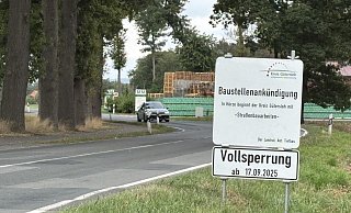 Schon seit längerem kündigt der Kreis Gütersloh die Großbaustelle an: Nun steht die Maßnahme an, und die Casumer Straße muss gesperrt werden. - Tasja Klusmeyer