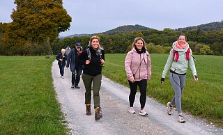 Die Freundinnen Franziska Kramer (v.l.), Daniela Mirche und Janine Pieper sind aus Bielefeld und Leopoldshöhe angereist, um den Wandertag gemeinsam zu genießen. - Ekkehard Hufendiek