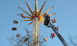 21 Fahrgäste des Kettenkarussells müssen in luftiger Höhe etwa eine Stunde ausharren, bevor die Feuerwehr sie befreien kann. Der Korb der Drehleiter muss 22 Meter ausfahren, um die Fahrgäste zu erreichen. - Ekkehard Hufendiek