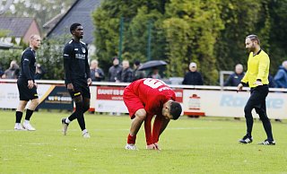 Anes Dautovic hadert nach seinem verschossenen Elfmeter. - Timo Kirchhoff/SC Peckeloh