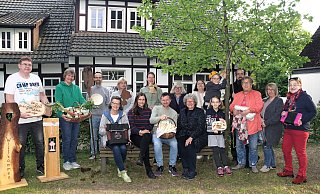 Teilnehmer und Organisatoren des Spargelmarktes in Bockhorst präsentieren stolz ihre handgefertigten Waren und Köstlichkeiten. - Marion Bulla