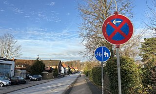 Neuerdings gilt an vielen Stellen des Caldenhofer Weges Parkverbot. Die Stadt Versmold kündigt entsprechende Kontrollen an. - Tasja Klusmeyer