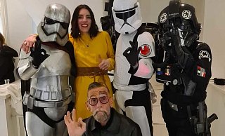 Sabrina Schüler vom Restaurant Mann & Metzger überraschte Roland Ludomirska mit Stormtrooper-Besuch. Der Crazy Cheese-Inhaber ist ein großer Star Wars-Fan. - Mann & Metzger