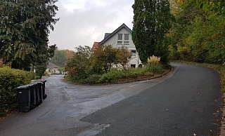Bis hierhin müssen die Anwohner der Kleistraße, die sich an dieser Stelle gabelt, ihre Mülltonnen bringen. Hier kann das Müllfahrzeug noch wenden. - Uwe Pollmeier