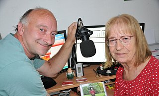 Stefan Taplick zusammen mit seiner Mutter Marlene. Zusammen senden sie aus einem Steinhagener Wohnzimmer in die Welt. - Frank Jasper