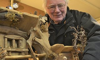Erwin Waschke betreibt den ältesten Verkaufsstand des Weihnachtsmarkts. Seit 28 Jahren ist er dabei. Seine Krippen aus Holz sind selbstgebaut, die geschnitzten Figuren aus Südtirol zugekauft - dem Schnitzzentrum Europas. - Ekkehard Hufendiek
