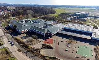 Die weiterführenden Schulen in Steinhagen sind Nachbarn. Die Realschule (im Vordergrund) und das Gymnasium sind auch bei Bielefelder Familien beliebt. - Ulrich Fälker