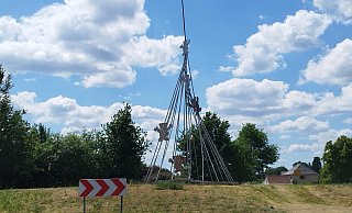 Die Skulptur auf dem Bärchenkreisel ist beschädigt. Die Stadt Versmold hat nun die Reparatur organisiert. - Andre Schneider