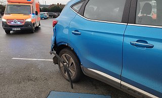 Ein Unfall auf dem Edeka-Parkplatz sorgte für jede Menge Blaulicht. - Andre Schneider