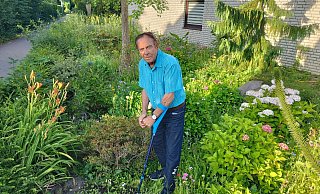 Eine Verletzung am Knie hält Klaus Strupat (84) nicht von etwas Arbeit im Vorgarten ab. - Andre Schneider