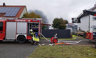 Bei einem Brand in Versmold wurde eine Garage zerstört. - Andre Schneider