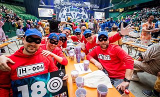 Steinhagener Panzerknacker: Martin Schmidt (3. von links) und seine Freunde haben sich bei der Darts-Gala als Panzerknacker verkleidet. - Sören Voss