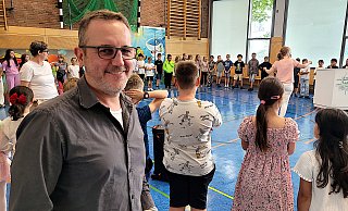 Maik Evers, Leiter der Haller Lindenschule, schaut bei den Proben zur großen Einschulungsfeier zu, die am Mittwoch in der Turnhalle stattfindet. Und erklärt, warum dieser Tag so wichtig ist. - Marc Uthmann