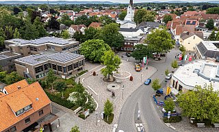 Die Sanierung der Versmolder Innenstadt ist noch gar nicht so lange her. Nun muss an zwei Stellen schon wieder ausgebessert werden. - Ulrich Fälker