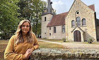 Die Bockhorster Dorfkirche ist das Wahrzeichen des Vermolder Ortsteils. Jennifer Krüger fühlt sich eng mit ihrem Heimatort verbunden und engagiert sich an mehreren Stellen. - Tasja Klusmeyer