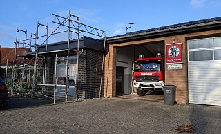Eigentlich ist der Anbau an das Feuerwehrgerätehaus in Häger eher eine größere Garage. Bei der Aufnahme vom vergangenen Oktober stand noch das Gerüst. - Anja Hanneforth