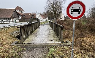 Dass hier kein Auto langfährt, erklärt sich angesichts des schmalen Trampelpfads, der zur Brücke über die Alte Hessel führt, eigentlich von selbst. Doch warum braucht es dann dieses Schild? - Tasja Klusmeyer