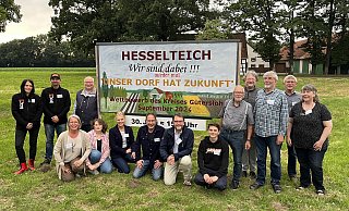 Versmolds kleinster Ortsteil vertritt den Kreis Gütersloh auf Landesebene. Das Hesselteicher Dorfwettbewerb-Team ist bereit für den Jury-Besuch. - Dorfgemeinschaft Hesselteich