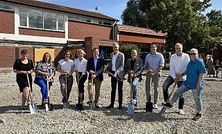 Der symbolische Spatenstich ist getätigt: Im August beginnen dann die Hochbau-Arbeiten für die neue Förderschule in Oesterweg. Die Stadt Versmold ist Bauherrin, der Kreis Gütersloh Mieter und Träger. - Tasja Klusmeyer