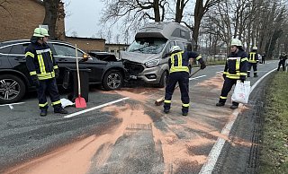 Die beiden Fahrzeuge stießen im Kurvenbereich der B476 im Versmolder Ortsteil Peckeloh zusammen. - Tasja Klusmeyer